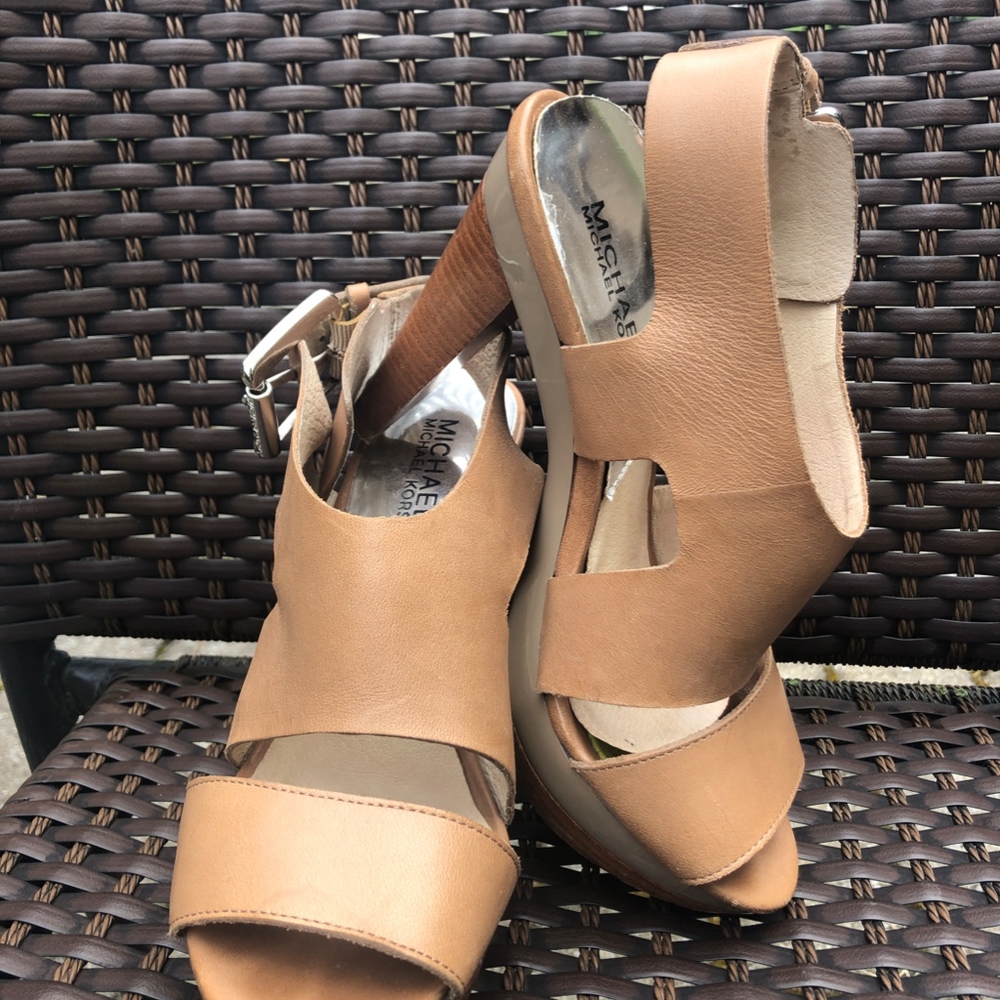 MICHAELMichael Kors Carla Platform Heel size 6M